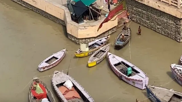 uttar-pradesh-water-levels-rise-in-ganges-in-varanasi-authorities-ban-operation-of-small-boats-in-river
